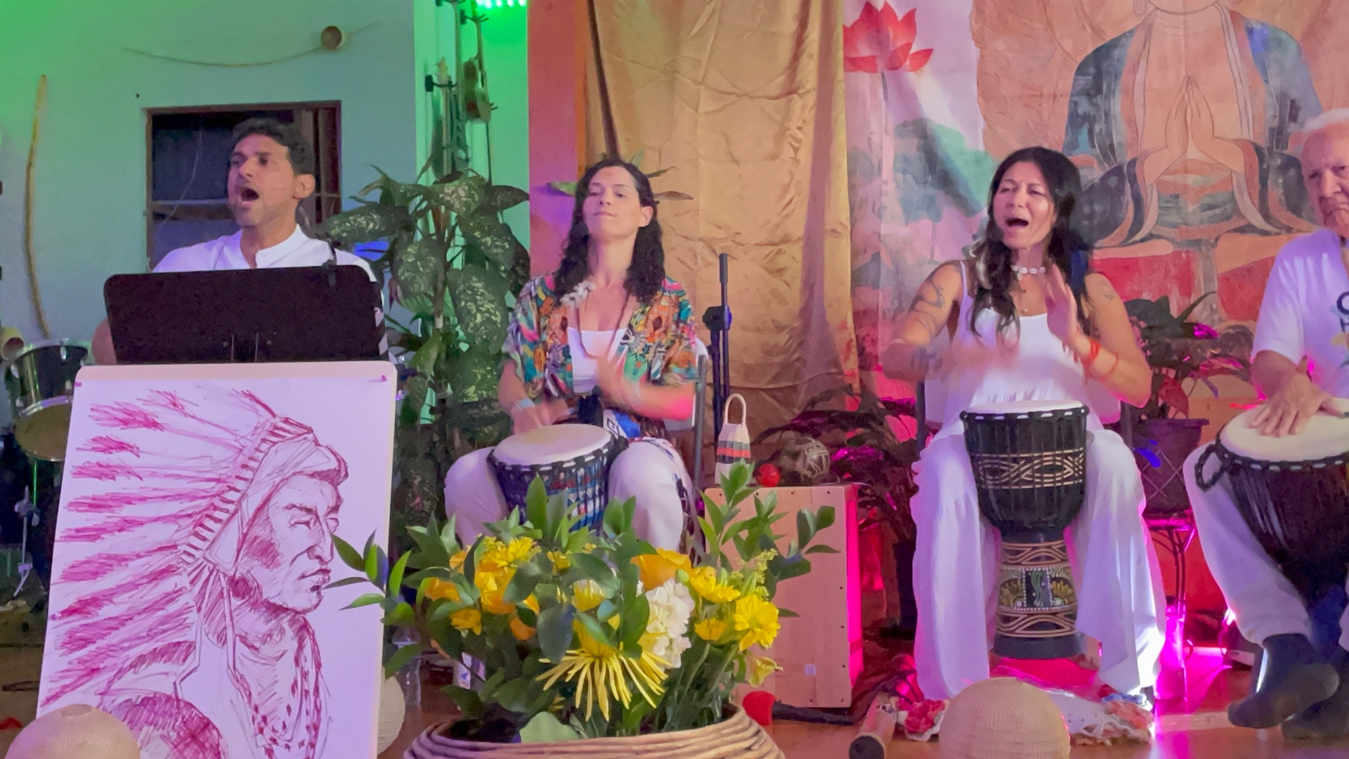 Músicos cantando e tocando tambores no círculo do festival