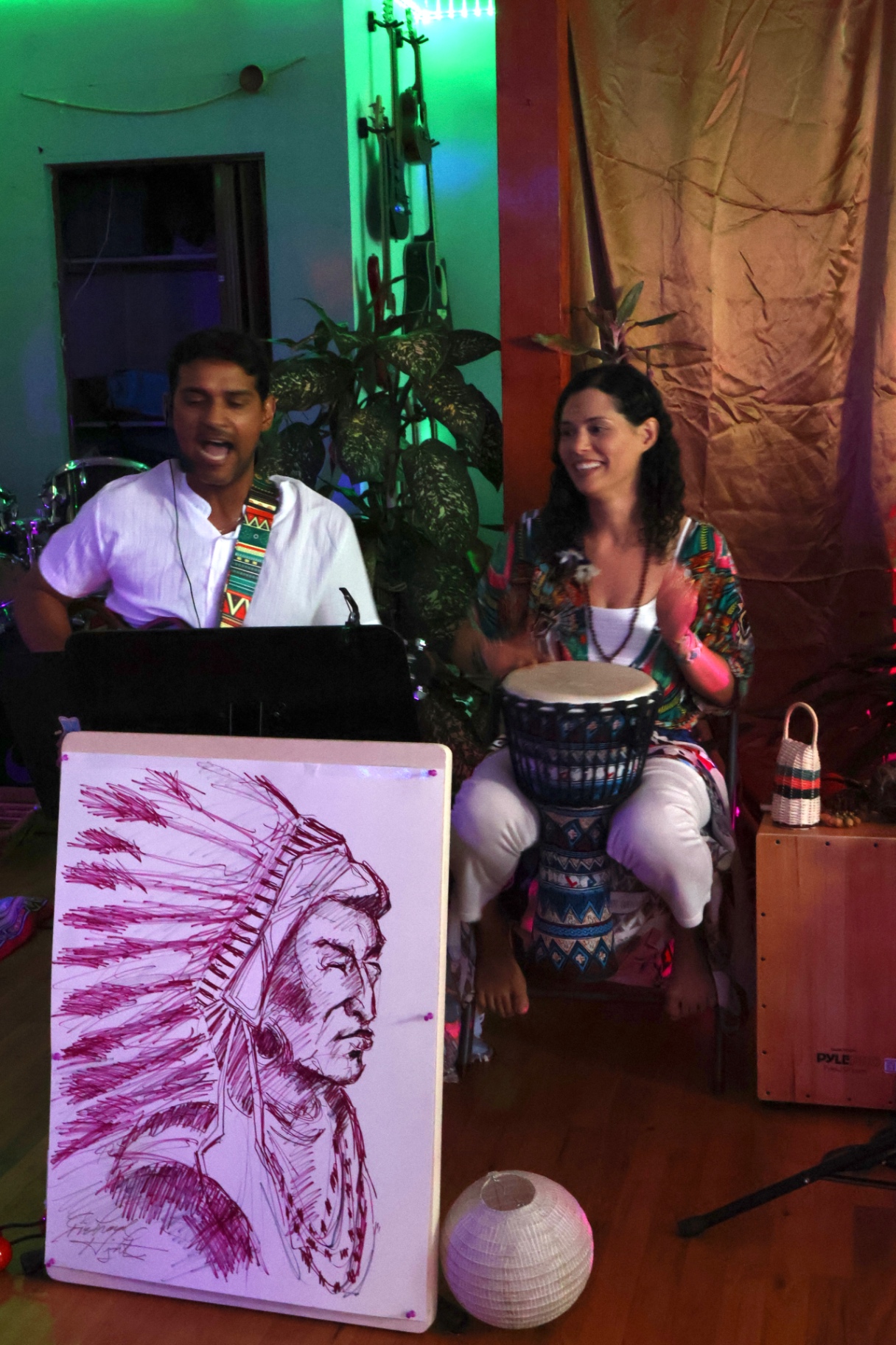 Cantor e percussionista conduzindo os mantras da 1ª edição